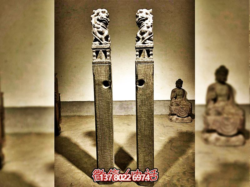 新中式庭院門(mén)前擺放獅子拴馬柱雕塑