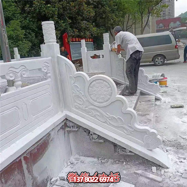 漢白玉旗臺欄板欄桿安裝，細(xì)節(jié)打磨處理