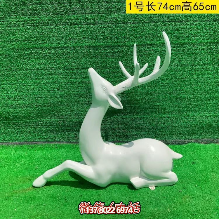 白色的梅花鹿，臥姿，仰頭，可上色