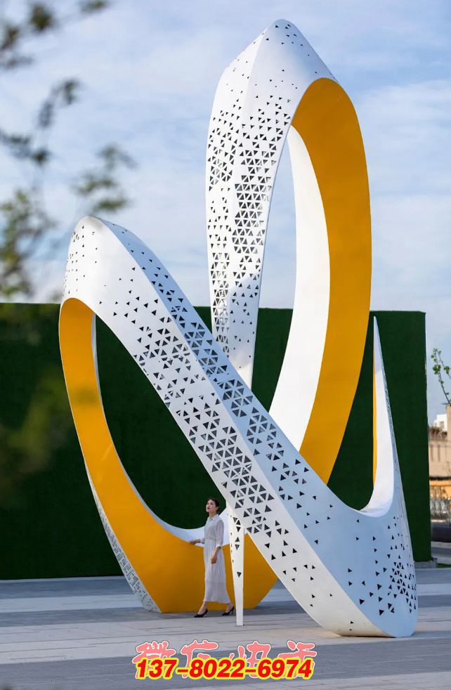 律動(dòng)金環(huán)：不銹鋼編織的戶外景觀之舞