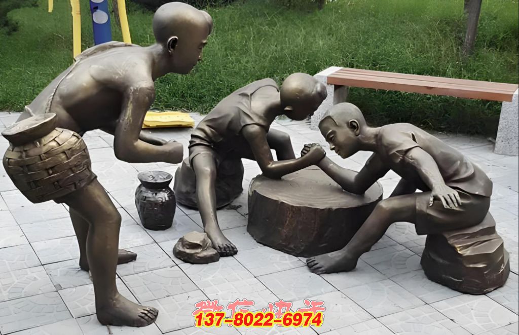 童趣時(shí)光：孩童掰手腕嬉戲銅質(zhì)景觀雕塑