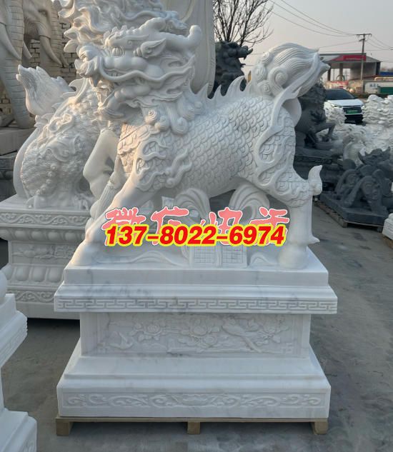 漢白玉麒麟景觀雕塑：祥瑞之姿，石雕藝術(shù)的璀璨綻放