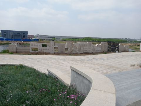 蘆葦湖景墻：鳴琴戴星，長(zhǎng)26米，高2